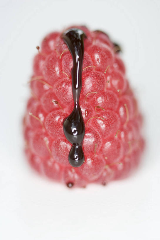 无人,竖图,俯视,室内,特写,白天,白色背景,桌面,桌子,水果,阴影,新鲜,反射,木制,影子,调料,酱料,酱汁,生食,佐料,食品,糖,糖果,甜点,甜品,果实,调味品,调味料,酱,食物,一个,红色,木制品,甜食,巧克力,摄影,有机食品,绿色食品,影棚,单个,朱古力,黑巧克力,山莓,树莓,三月泡,四月泡,山抛子,刺葫芦,悬钩子,馒头菠,高脚菠,龙船泡,泡儿刺,彩图,高角度拍摄,影棚拍摄,拍摄