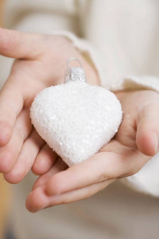 西方人,儿童,手,一个人,站,捧,竖图,俯视,室内,特写,白天,爱情,纯洁,欧洲,圣诞节,欧洲人,双手,仅一个女性,仅一个人,服装,节日,爱心,朦胧,模糊,庆祝,装饰,挂饰,圣诞球,浪漫,休闲装,文化,球,一个,小孩,衣服,白色,站着,仅一个小孩,庆典,休闲,球体,温暖,温馨,心形,手部,休闲服,恩爱,可爱,童年,童趣,服饰,单个,纪念,华丽,修饰,点缀,和睦,童真,烂漫,无邪,衬托,美观,雅致,雅观,天真,女孩,女人,女性,白种人,孩子,心型,端,端着,捧着,手捧,站立,半身,彩图,高角度拍摄,融洽,女生