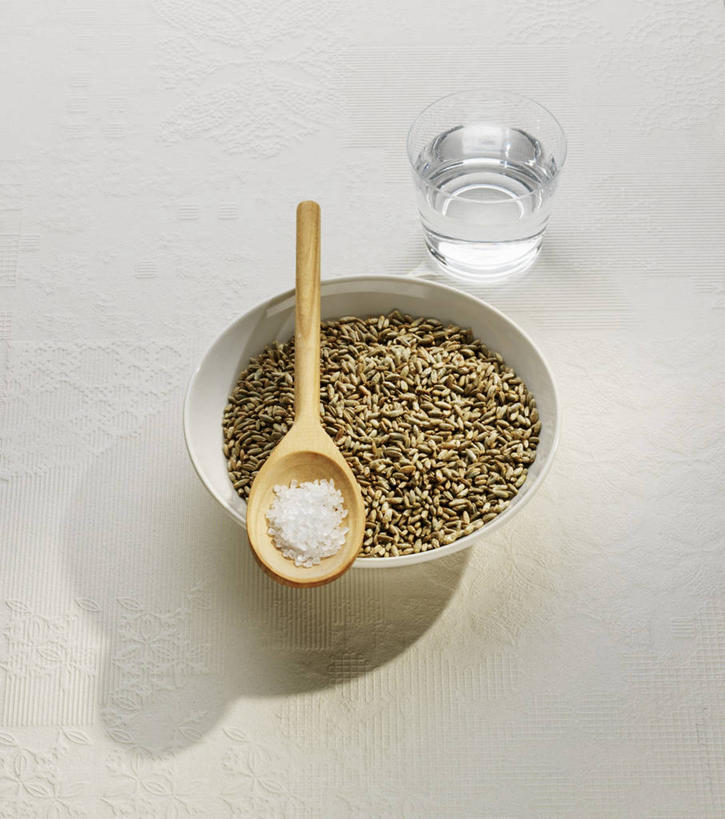 无人,竖图,俯视,室内,特写,白天,白色背景,玉米,水,桌面,桌子,杯子,一堆,阴影,堆叠,堆积,反射,木制,棒子,粉末,液体,影子,勺子,陶瓷,玉蜀黍,调料,盐,陶瓷制品,调味品,调味料,饮用水,食盐,玻璃制品,一个,木制品,容器,水杯,调羹,汤匙,碗,矿泉水,粉,摄影,影棚,单个,储藏,堆,苞米,储存,苞芦,蒸馏水,苞谷,包谷,大蜀黍,番麦,薏米包,玉高粱,玉麦,珍珠米,粉状,粉剂,玻璃杯,彩图,高角度拍摄,影棚拍摄,拍摄,贮存