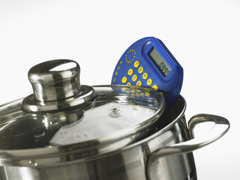 无人,横图,俯视,室内,特写,白天,白色背景,烹饪,计算器,桌面,桌子,厨具,金属制品,阴影,反射,计算,科学,金属,木制,锅子,平底锅,影子,办公用品,锅,一个,蓝色,木制品,理财,财务,摄影,影棚,单个,锅具,数学,烹饪用具,烹调用具,烹调,彩图,高角度拍摄,影棚拍摄,拍摄