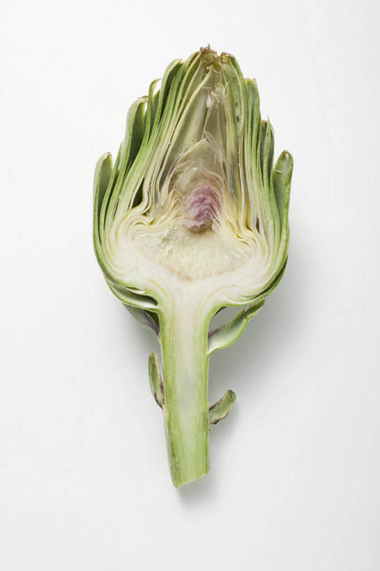 无人,竖图,俯视,室内,特写,白天,白色背景,桌面,桌子,蔬菜,切开,阴影,新鲜,反射,木制,影子,朝鲜蓟,食品,半个,食物,木制品,切,一半,洋蓟,摄影,有机食品,绿色食品,影棚,横截面,剖面,切面,截面,截面图形,彩图,高角度拍摄,影棚拍摄,拍摄,菜蓟,法国百合,球洋蓟,蔬菜之皇,洋百合