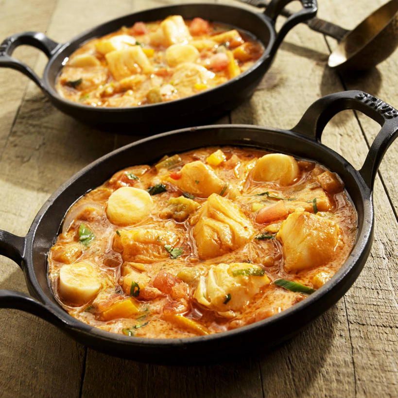 无人,方图,俯视,室内,特写,白天,烹饪,西餐,桌面,桌子,蔬菜,厨具,金属制品,阴影,新鲜,反射,金属,木制,鱼,锅子,影子,肉,鱼肉,料理,食品,锅,菜肴,美食,肉类,鱼类,食物,两个,木制品,西式,佳肴,有机食品,绿色食品,煎锅,锅具,鲈鱼,肉食,烹饪用具,花鲈,鲈板,鲈子鱼,烹调用具,烹调,彩图,高角度拍摄