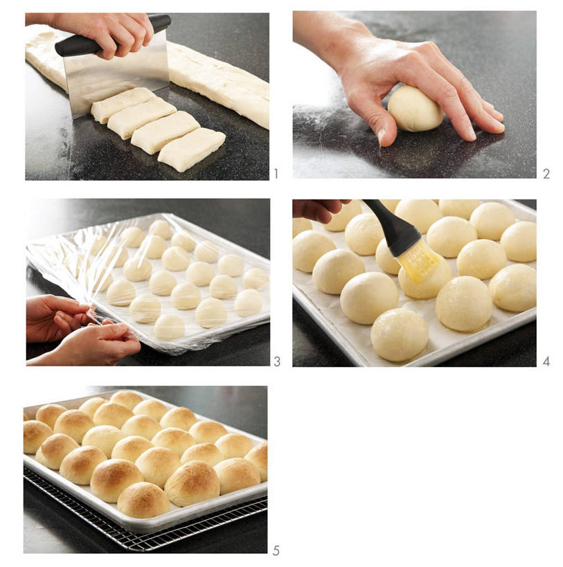 点心,面包,西方人,手,一个人,竖图,俯视,室内,特写,白天,餐具,欧洲,欧洲人,仅一个年轻女性,仅一个女性,仅一个人,握,碟子,粉末,盘,面粉,食品,面点,拿,粮食,拿着,食物,糕点,盘子,碟,手部,粉,握着,农产品,原材料,小圆面包,粉状,年轻女性,女人,女性,白种人,半身,彩图,高角度拍摄