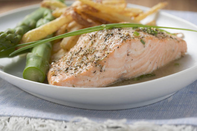 三文鱼,无人,横图,俯视,室内,特写,白天,烹饪,西餐,植物,桌面,桌子,鲑鱼,芦笋,蔬菜,餐具,阴影,朦胧,模糊,新鲜,反射,木制,碟子,盘,影子,葱,肉,鱼肉,料理,食品,草药,药草,薯条,菜肴,美食,肉类,中药,食物,一个,绿色,自然,盘子,餐巾,木制品,碟,快餐,西式,佳肴,有机食品,绿色食品,生长,单个,成长,大马哈鱼,细香葱,香葱,药材,中草药,肉食,西式快餐,垃圾食品,中药材,本草,撒蒙鱼,萨门鱼,冰海之皇,鲑,马哈鱼,麻哈鱼,大麻哈鱼,保洁方巾,口布,猪尾巴,药鸡豆子,石刁柏,蚂蚁杆,龙须菜,狼尾巴根,彩图,高角度拍摄