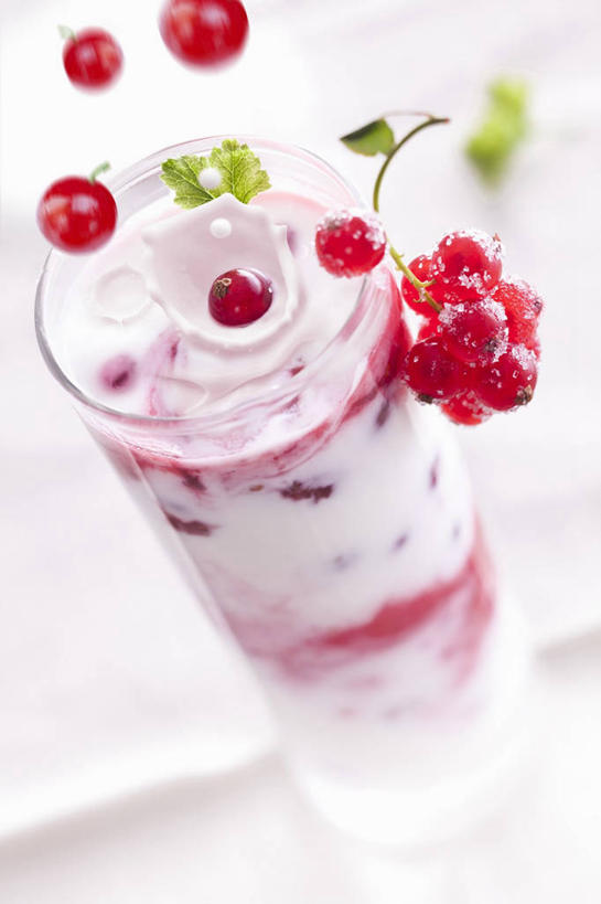 牛奶,无人,竖图,俯视,室内,特写,白天,桌面,桌子,浆果,杯子,水果,叶子,阴影,飞溅,朦胧,模糊,新鲜,溅,反射,木制,液体,影子,水滴,灯笼果,生食,薄荷,食品,果实,绿叶,银丹草,饮品,营养,酸奶,玻璃制品,水珠,食物,饮料,一个,木制品,水杯,嫩叶,有机食品,绿色食品,单个,乳制品,奶,喷洒,发酵,红醋栗,优格,优酪乳,斑叶凤梨薄荷,苹果薄荷,夜息香,叶,叶片,玻璃杯,醋栗,彩图,高角度拍摄