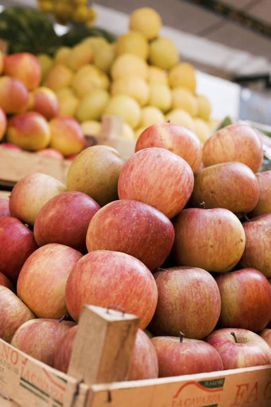 无人,菜场,竖图,室内,特写,白天,仰视,购物,消费,苹果,水果,一堆,许多,堆叠,堆积,朦胧,模糊,新鲜,木制,木盒,生食,食品,果实,集市,市场,很多,食物,木制品,容器,金融,有机食品,绿色食品,储藏,堆,储存,选购,贸易,菜市,彩图,低角度拍摄,菜市场,贮存