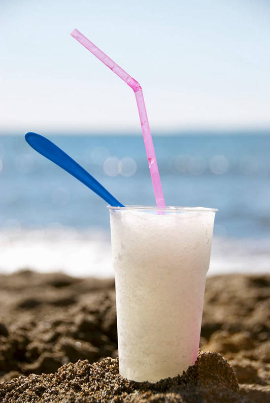 无人,竖图,室外,特写,白天,正面,海浪,海洋,沙滩,杯子,阴影,光线,沙子,影子,勺子,塑料,海岸,浪花,水平线,辽阔,冰激凌,海平线,沙地,清凉,玻璃制品,一个,蓝色,蓝天,天空,阳光,海水,水杯,塑料制品,吸管,调羹,汤匙,冷饮,天,广阔,舒服,冰淇淋,晴朗,单个,一望无际,解暑,空心,解渴,雪糕,海景,舒爽,万里无云,饮管,冰糕,消暑,无边无际,一马平川,玻璃杯,大海,风浪,海,海水的波动,海滩,近岸浪,涌浪,晴空,晴空万里,彩图,水天相接,水天一线,圆柱状