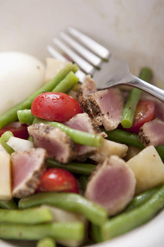 无人,竖图,俯视,室内,特写,白天,植物,桌面,桌子,豆,蔬菜,西红柿,餐具,金属制品,阴影,新鲜,反射,金属,木制,叉子,影子,陶瓷,豆类,豆子,肉,生食,蔬菜沙拉,鱼肉,沙拉,食品,陶瓷制品,鲔鱼,色拉,金枪鱼,沙律,肉类,食物,一个,木制品,容器,碗,有机食品,绿色食品,单个,色拉酱,储藏,吞拿鱼,储存,千岛酱,肉食,餐叉,豆科,青大豆,进餐用具,青豆,番茄,彩图,高角度拍摄,贮存