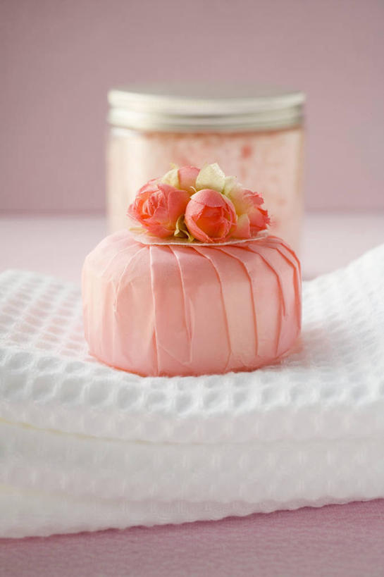 无人,竖图,俯视,室内,特写,白天,化妆,美容,桌面,桌子,静物,护肤,阴影,反射,木制,纺织物,影子,化妆品,木制品,肥皂,毛巾,香皂,日用品,洗浴用品,清洁,保养,享受,休闲,放松,保健,摄影,影棚,保暖,护肤品,化妆用品,护肤用品,舒缓,透气,养颜,防水,去污,紧肤,嫩肤,储水,耐磨,吸水,洗涤,彩图,高角度拍摄,影棚拍摄,拍摄