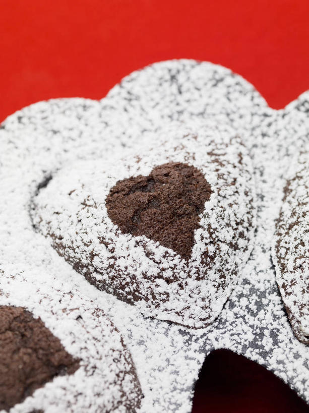 无人,竖图,俯视,室内,特写,白天,爱情,桌面,桌子,情人节,阴影,红色背景,节日,爱心,庆祝,反射,木制,粉末,影子,调料,食品,糖,糖果,甜点,甜品,调味品,浪漫,调味料,文化,食物,木制品,甜食,巧克力,庆典,温暖,温馨,心形,粉,恩爱,摄影,影棚,纪念,朱古力,黑巧克力,和睦,糖粉,粉状,粉剂,心型,彩图,高角度拍摄,影棚拍摄,拍摄,糖类,融洽