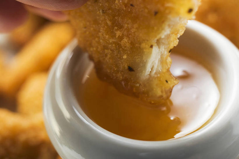 西方人,手,一个人,横图,俯视,室内,特写,白天,烹饪,西餐,杏,水果,欧洲,欧洲人,仅一个男性,仅一个人,握,朦胧,模糊,新鲜,陶瓷,鸡肉,肉,生食,油炸,料理,食品,果实,陶瓷制品,拿,拿着,菜肴,美食,肉类,食物,仅一个年轻男性,容器,碗,果酱,手部,西式,握着,佳肴,有机食品,绿色食品,储藏,单手,储存,肉食,杏果,果子酱,男人,男性,年轻男性,白种人,杏子,半身,彩图,高角度拍摄,贮存