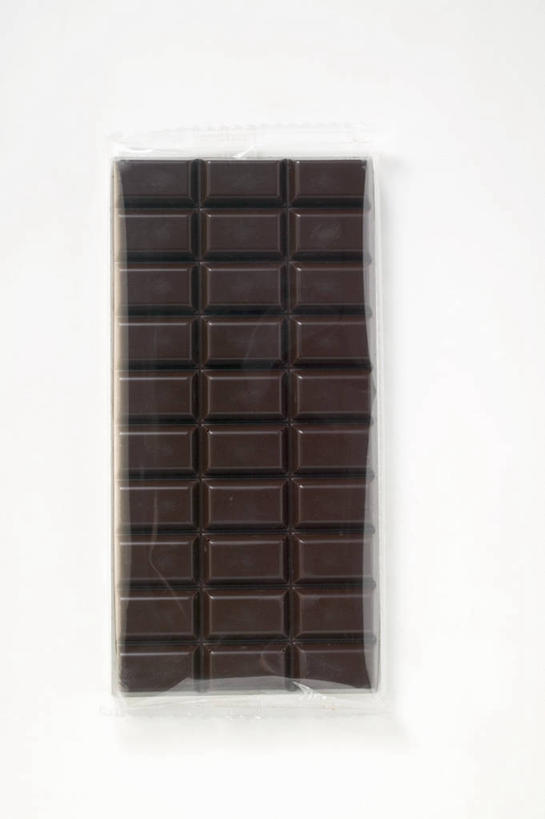 无人,竖图,俯视,室内,特写,白天,白色背景,桌面,桌子,一块,一排,阴影,整齐,并列,并排,反射,木制,影子,食品,糖,糖果,甜点,甜品,食物,排列,木制品,甜食,巧克力,摄影,影棚,朱古力,黑巧克力,队列,平行,彩图,高角度拍摄,影棚拍摄,拍摄