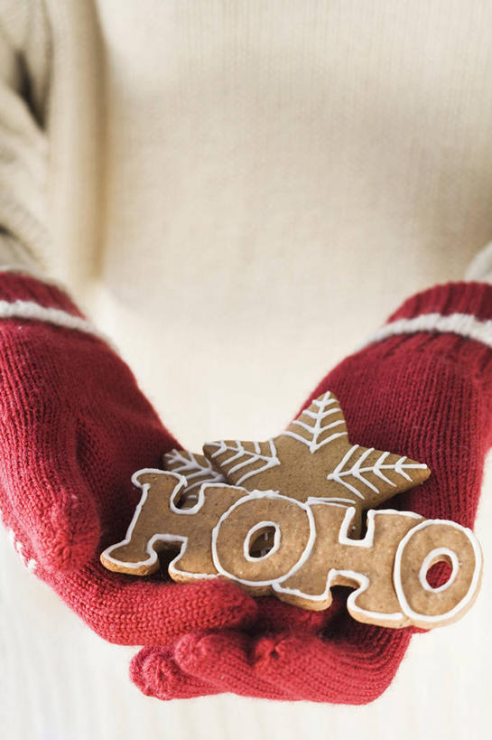 点心,西方人,手,一个人,站,捧,竖图,俯视,室内,特写,白天,欧洲,圣诞节,欧洲人,双手,仅一个男性,仅一个人,服装,节日,庆祝,装饰,英文,标志,文字,字符,字母,星星,食品,甜点,休闲装,文化,标识,食物,糕点,仅一个年轻男性,衣服,手套,饼干,甜食,零食,站着,庆典,休闲,温暖,星形,手部,休闲服,服饰,纪念,保暖,英文字母,华丽,点缀,御寒,五角形,姜饼,衬托,美观,雅致,雅观,德式姜饼,男人,男性,年轻男性,白种人,五角星,端,端着,捧着,手捧,站立,半身,彩图,高角度拍摄