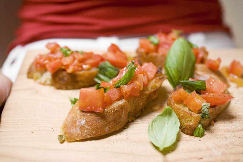 点心,面包,西方人,一个人,站,横图,室内,特写,白天,正面,植物,蔬菜,西红柿,叶子,欧洲,欧洲人,仅一个年轻女性,仅一个女性,仅一个人,握,服装,朦胧,模糊,新鲜,香料,食品,面点,绿叶,草药,案板,拿,拿着,休闲装,中药,砧板,食物,糕点,一个,衣服,红色,香草,站着,休闲,休闲服,嫩叶,握着,服饰,有机食品,绿色食品,单个,罗勒,紫苏,药材,中草药,白面包,九层塔,圣约瑟夫草,甜罗勒,兰香,中药材,本草,年轻女性,女人,女性,白种人,叶,叶片,番茄,站立,半身,彩图