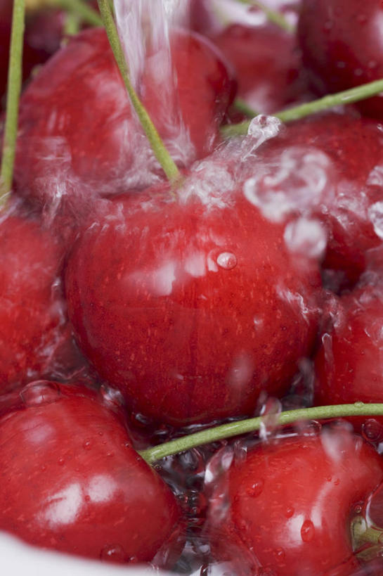 无人,竖图,俯视,室内,特写,白天,兴奋,热情,樱桃,水果,一堆,许多,堆叠,堆积,飞溅,新鲜,溅,液体,水滴,生食,食品,果实,很多,开放,水珠,食物,红色,健康,温暖,奔放,活力,积极,激情,朝气,有机食品,绿色食品,堆,暖色,吉祥,生命,喷洒,饱满,革命,热烈,赤色,充实,斗志,喜气,主动,樱珠,莺桃,英桃,楔桃,牛桃,荆桃,彩图,高角度拍摄,欢乐