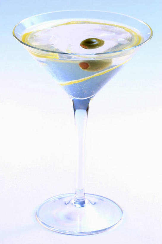 无人,竖图,俯视,室内,特写,白天,桌面,桌子,橄榄,杯子,水果,阴影,新鲜,反射,木制,高脚杯,影子,生食,食品,果实,酒类,文化,玻璃制品,酒,食物,饮料,一个,酒杯,木制品,鸡尾酒,调酒,有机食品,绿色食品,单个,创造,想象,马提尼,马提尼酒,鸡尾酒杯,玻璃杯,青果,白榄,彩图,高角度拍摄