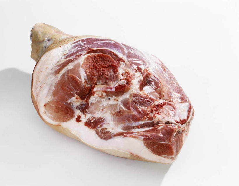 无人,横图,俯视,室内,特写,白天,白色背景,桌面,桌子,一块,阴影,反射,纹路,木制,纹理,影子,肉,猪肉,肉类,红色,木制品,摄影,影棚,肉食,豚肉,肌理,彩图,高角度拍摄,影棚拍摄,拍摄