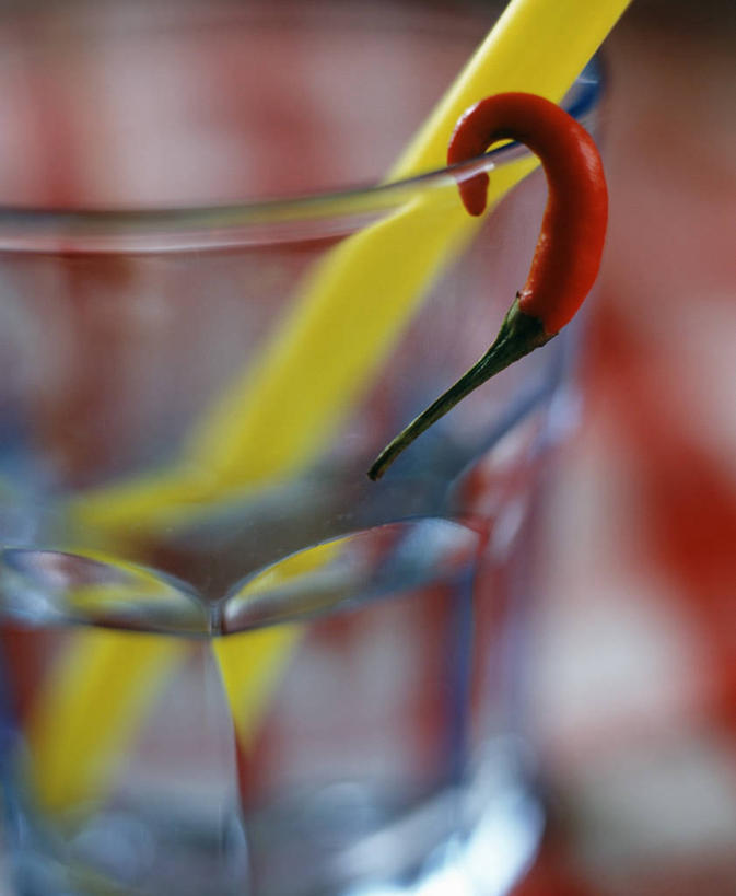 无人,竖图,俯视,室内,特写,白天,水,桌面,桌子,辣椒,蔬菜,杯子,阴影,朦胧,模糊,新鲜,反射,木制,布料,液体,影子,塑料,食品,布纹,饮用水,玻璃制品,桌布,食物,一个,黄色,红色,餐巾,木制品,水杯,塑料制品,吸管,台布,矿泉水,有机食品,绿色食品,单个,空心,蒸馏水,辣角,红海椒,大椒,辣虎,广椒,饮管,玻璃杯,辣子,红辣椒,海椒,番椒,彩图,高角度拍摄,圆柱状