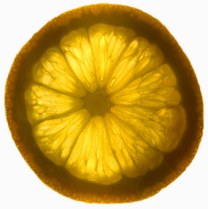 无人,竖图,俯视,室内,特写,白天,白色背景,桌面,桌子,柑橘,水果,一片,阴影,新鲜,反射,木制,影子,生食,食品,果实,食物,黄色,木制品,摄影,有机食品,绿色食品,影棚,横截面,剖面,截面,截面图形,橘子,桔子,橙子,橙,彩图,高角度拍摄,影棚拍摄,拍摄