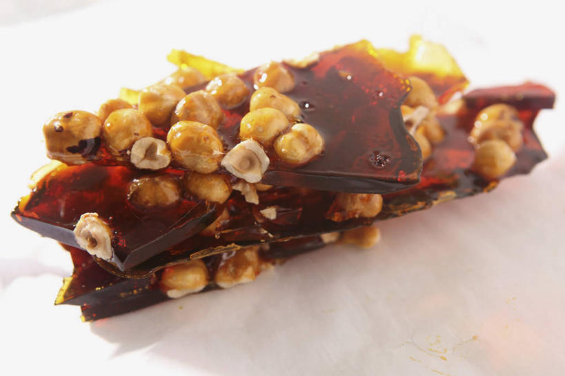 无人,横图,俯视,室内,特写,白天,桌面,桌子,阴影,反射,木制,影子,食品,糖,糖果,坚果,甜点,甜品,果实,软糖,食物,木制品,甜食,干果,摄影,影棚,榛子,山板栗,彩图,高角度拍摄,影棚拍摄,拍摄