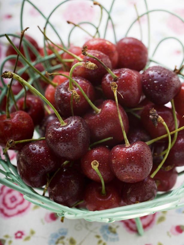 无人,竖图,俯视,室内,特写,白天,桌面,桌子,樱桃,水果,玻璃,一堆,许多,阴影,堆叠,堆积,朦胧,模糊,新鲜,反射,木制,布料,影子,生食,食品,果实,很多,布纹,玻璃制品,桌布,食物,一个,红色,餐巾,木制品,容器,台布,碗,有机食品,绿色食品,单个,储藏,堆,储存,樱珠,莺桃,英桃,楔桃,牛桃,荆桃,彩图,高角度拍摄,贮存