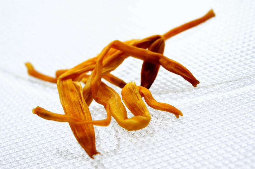 无人,横图,俯视,室内,特写,白天,桌面,桌子,百合花,阴影,盛开,反射,木制,影子,花蕾,花,花瓣,花朵,鲜花,木制品,花苞,花蕊,强瞿,百合蒜,倒仙,番韭,山丹,彩图,高角度拍摄