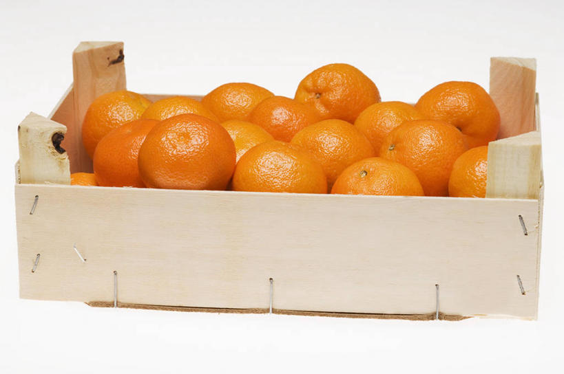 无人,横图,俯视,室内,特写,白天,白色背景,桌面,桌子,柑橘,水果,一堆,许多,阴影,堆叠,堆积,新鲜,反射,木制,木盒,影子,生食,食品,果实,很多,食物,一个,木制品,容器,橙色,摄影,有机食品,绿色食品,影棚,单个,储藏,堆,储存,橘子,桔子,橙子,橙,彩图,高角度拍摄,影棚拍摄,拍摄,贮存