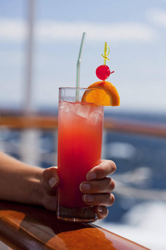 西方人,手,一个人,栏杆,竖图,室外,特写,白天,正面,海浪,海洋,船,柑橘,樱桃,杯子,水果,欧洲,欧洲人,仅一个年轻女性,仅一个女性,仅一个人,握,阴影,朦胧,模糊,新鲜,光线,影子,塑料,浪花,云,云朵,围栏,木船,生食,食品,果实,酒类,拿,云彩,拿着,文化,护栏,竹签,玻璃制品,酒,食物,饮料,一个,蓝色,白云,蓝天,天空,阳光,海水,水杯,塑料制品,吸管,交通工具,鸡尾酒,天,手部,调酒,握着,有机食品,绿色食品,晴朗,单个,单手,创造,空心,舟,载具,想象,海景,取食签,饮管,年轻女性,女人,女性,白种人,玻璃杯,大海,风浪,海,海水的波动,近岸浪,涌浪,晴空,樱珠,莺桃,英桃,楔桃,牛桃,橘子,桔子,荆桃,橙子,橙,半身,彩图,圆柱状