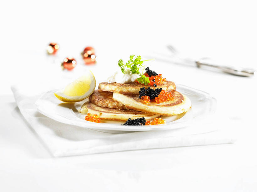 点心,煎饼,无人,横图,俯视,室内,特写,白天,白色背景,玉米,桌面,桌子,柑橘,餐具,水果,圣诞节,阴影,节日,朦胧,模糊,庆祝,新鲜,反射,木制,棒子,碟子,盘,影子,玉蜀黍,生食,鱼卵,食品,果实,鱼籽,文化,小吃,食物,糕点,一个,盘子,餐巾,木制品,碟,甜食,庆典,摄影,有机食品,绿色食品,影棚,单个,纪念,苞米,苞芦,薄煎饼,苞谷,包谷,大蜀黍,番麦,薏米包,玉高粱,玉麦,珍珠米,俄式薄煎饼,保洁方巾,口布,橘子,桔子,橙子,橙,彩图,高角度拍摄,影棚拍摄,拍摄