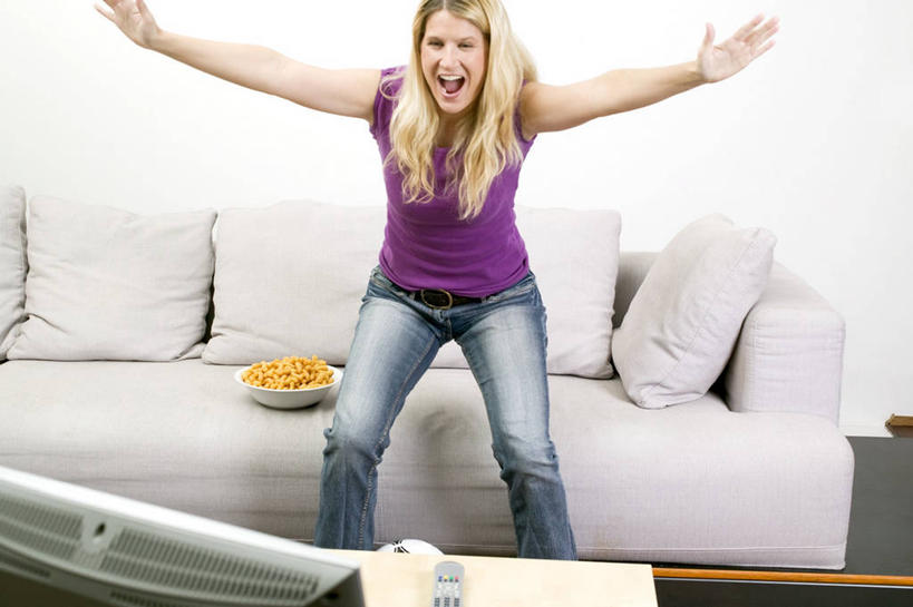 西方人,一个人,客厅,站,伸展双臂,横图,室内,白天,正面,靠垫,沙发,餐具,电视,水果,欧洲,欧洲人,仅一个年轻女性,仅一个女性,仅一个人,服装,裤子,新鲜,碟子,盘,生食,食品,果实,靠枕,大喊,注视,牛仔裤,休闲装,食物,一个,衣服,盘子,垫子,碟,枕头,观察,看,站着,张嘴,休闲,休闲服,服饰,有机食品,绿色食品,单个,观看,大叫,察看,起居室,关注,彩电,张大嘴巴,布艺沙发,彩色电视机,显像管屏,显像管屏幕,大呼,客堂,年轻女性,女人,女性,白种人,电视机,张开嘴,敞开双臂,伸开双臂,展开双肩,站立,张开手臂,张开双臂,半身,彩图