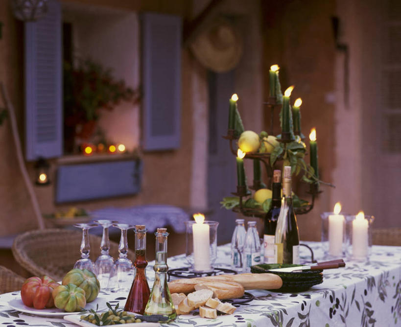 点心,面包,无人,横图,俯视,室内,特写,白天,窗户,桌面,桌子,橄榄,蔬菜,西红柿,餐具,蜡烛,帽子,水果,椅子,金属制品,吊挂,悬挂,阴影,朦胧,模糊,新鲜,光线,金属,木制,布料,草帽,碟子,工具,火焰,盘,影子,烛光,木椅,墙,生食,食品,面点,果实,刀具,燃烧,挂,法国面包,布纹,红酒瓶,蔬果,玻璃窗,墙壁,墙面,玻璃制品,酒瓶,桌布,食物,糕点,盘子,玻璃瓶,餐巾,木制品,瓶子,碟,台布,刀,点燃,有机食品,绿色食品,法棍,长棍面包,葡萄酒瓶,餐刀,法式长棍面包,青果,白榄,番茄,彩图,高角度拍摄