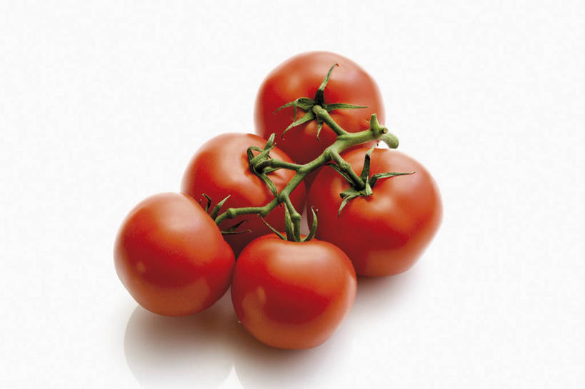 无人,横图,俯视,室内,特写,白天,白色背景,桌面,桌子,蔬菜,西红柿,五个,许多,阴影,新鲜,反射,木制,影子,食品,食物,红色,木制品,摄影,有机食品,绿色食品,影棚,番茄,彩图,高角度拍摄,影棚拍摄,拍摄