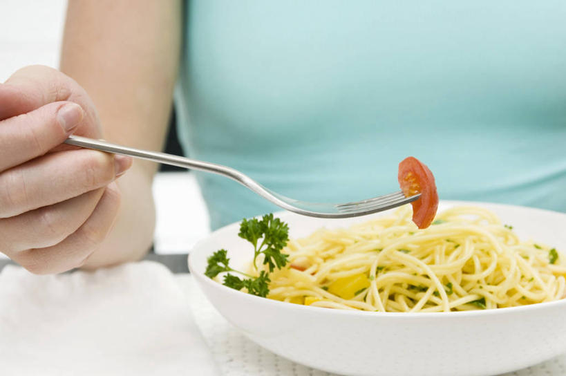 面食,面条,意大利面,西方人,手,一个人,坐,横图,室内,特写,白天,正面,西餐,餐桌,桌子,芹菜,蔬菜,西红柿,小番茄,餐具,欧洲,欧洲人,仅一个年轻女性,仅一个女性,仅一个人,握,服装,新鲜,叉子,碟子,盘,面,料理,食品,拿,拿着,休闲装,食物,一个,衣服,盘子,碟,休闲,手部,休闲服,西式,握着,服饰,有机食品,绿色食品,荷兰芹,欧芹,香芹,单个,餐台,单手,餐叉,法香,巴西利,洋香菜,洋芫荽,法国香菜,旱芹菜,番荽,小西红柿,樱桃小番茄,珍珠小番茄,年轻女性,女人,女性,白种人,进餐用具,樱桃番茄,圣女果,番茄,坐着,半身,彩图