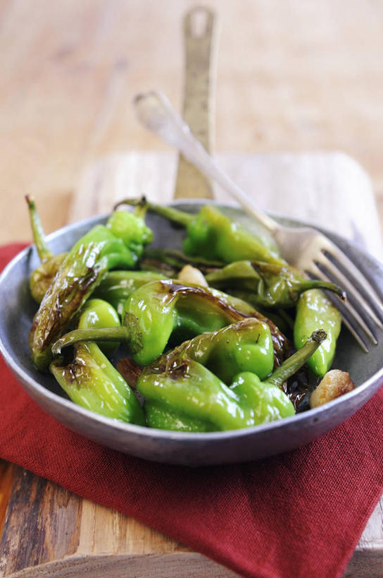 无人,竖图,俯视,室内,特写,白天,烹饪,桌面,桌子,辣椒,蔬菜,餐具,厨具,纺织品,金属制品,一堆,许多,阴影,堆叠,堆积,朦胧,模糊,新鲜,反射,金属,木制,布,叉子,锅子,影子,食品,织物,很多,锅,食物,一个,绿色,木制品,有机食品,绿色食品,单个,煎锅,锅具,堆,布匹,彩椒,烹饪用具,餐叉,辣角,红海椒,大椒,辣虎,广椒,卡其布,进餐用具,烹调用具,甜椒,柿子椒,辣子,海椒,番椒,灯笼椒,烹调,彩图,高角度拍摄