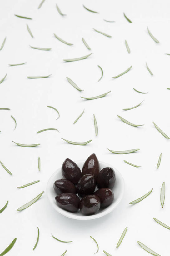 无人,竖图,俯视,室内,特写,白天,白色背景,桌面,桌子,橄榄,水果,叶子,一堆,阴影,堆叠,堆积,新鲜,反射,木制,影子,陶瓷,生食,食品,果实,绿叶,陶瓷制品,食物,一个,木制品,容器,碗,嫩叶,摄影,有机食品,绿色食品,影棚,单个,储藏,堆,迷迭香,黑橄榄,储存,乌橄榄,乌榄,海洋之露,油橄榄,叶,叶片,青果,白榄,彩图,高角度拍摄,影棚拍摄,拍摄,贮存
