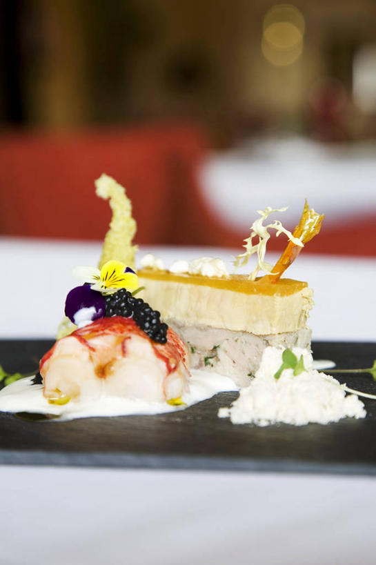 点心,海鲜,龙虾,无人,竖图,俯视,室内,特写,白天,烹饪,西餐,桌面,桌子,餐具,阴影,朦胧,模糊,反射,木制,碟子,盘,影子,虾,料理,食品,布丁,甜点,甜品,水产,菜肴,美食,海洋生物,食物,一个,盘子,木制品,碟,果冻,甜食,零食,西式,佳肴,单个,水生动物,海产品,水生物,啫喱,海底动物,彩图,高角度拍摄