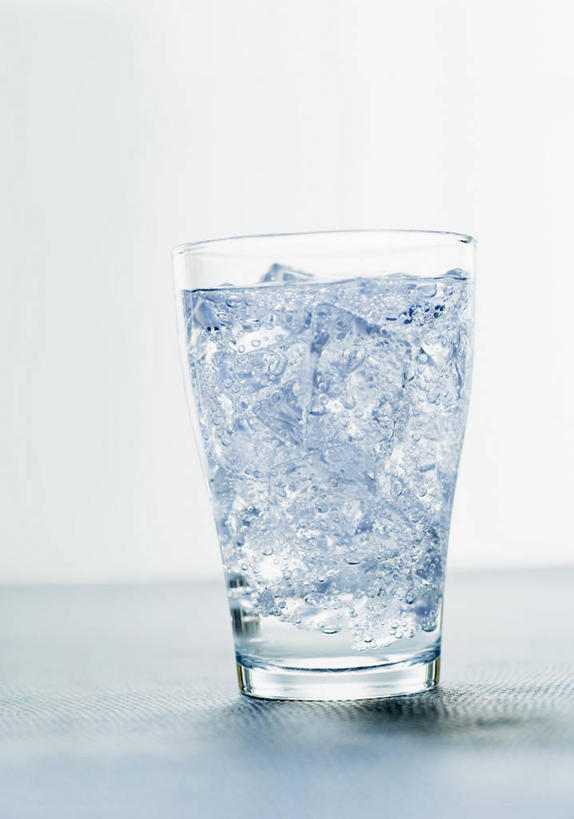 无人,竖图,室内,特写,白天,白色背景,正面,水,桌面,桌子,杯子,阴影,反射,木制,液体,影子,冰,冰块,饮用水,冷冻,玻璃制品,一个,木制品,水杯,矿泉水,寒冷,摄影,影棚,冷藏,单个,冰冷,蒸馏水,保鲜,玻璃杯,彩图,影棚拍摄,拍摄