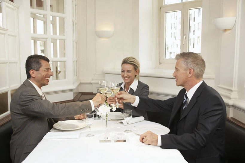 红酒,葡萄酒,西方人,三个人,同事,商务人士,商务男性,商务女性,坐,笑,微笑,露齿笑,横图,室内,特写,白天,正面,衬衫,成功,合作,团队,集体,信心,餐桌,窗户,桌子,杯子,餐具,照明,欧洲,欧洲人,握,阴影,套装,朦胧,模糊,庆祝,光线,壁灯,碟子,高脚杯,盘,影子,墙,灯光,领带,红酒杯,白葡萄酒,酒类,拿,拿着,注视,队伍,玻璃窗,墙壁,墙面,玻璃制品,灯,酒,饮料,盘子,酒杯,灯具,碟,干杯,观察,看,碰杯,交际,友好,握着,餐台,观看,照亮,庆贺,察看,领导,象征,庄重,葡萄酒杯,照明设备,成就,关注,礼仪,商务装,身份,敬酒,合伙,领袖,工薪阶层,劝酒,正式,地位,男人,男性,女人,女性,中年男性,中年女性,白种人,白领,上班族,玻璃杯,坐着,半身,彩图,衬衣