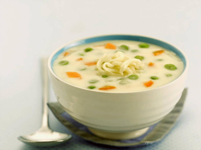 点心,无人,横图,俯视,室内,特写,白天,白色背景,烹饪,西餐,桌面,桌子,蔬菜,纺织品,阴影,新鲜,反射,木制,布,影子,勺子,陶瓷,汤,料理,食品,甜点,甜品,陶瓷制品,织物,菜肴,美食,食物,糕点,一个,木制品,容器,调羹,汤匙,碗,甜食,奶油,西式,摄影,佳肴,有机食品,绿色食品,影棚,单个,储藏,布匹,乳制品,储存,激凌,克林姆,淇淋,卡其布,彩图,高角度拍摄,影棚拍摄,拍摄,贮存