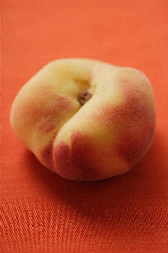 无人,竖图,俯视,室内,特写,白天,桌面,桌子,桃子,水果,橙色背景,阴影,新鲜,反射,木制,影子,生食,食品,果实,食物,一个,木制品,摄影,有机食品,绿色食品,影棚,单个,肺果,彩图,高角度拍摄,影棚拍摄,拍摄