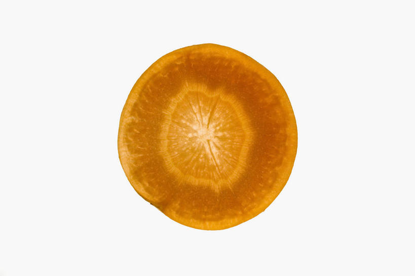 无人,横图,俯视,室内,特写,白天,白色背景,桌面,桌子,萝卜,胡萝卜,蔬菜,一片,阴影,新鲜,反射,木制,影子,食品,食物,木制品,橙色,摄影,有机食品,绿色食品,影棚,横截面,剖面,截面,截面图形,红萝卜,甘荀,彩图,高角度拍摄,影棚拍摄,拍摄