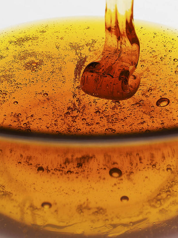 蜂蜜,无人,竖图,俯视,室内,特写,白天,桌面,桌子,玻璃,阴影,反射,木制,影子,玻璃制品,一个,黄色,玻璃瓶,木制品,瓶子,单个,下降,降落,花蜜,广口瓶,止痛,解毒,降低,下跌,下落,冬酿,石蜜,彩图,高角度拍摄