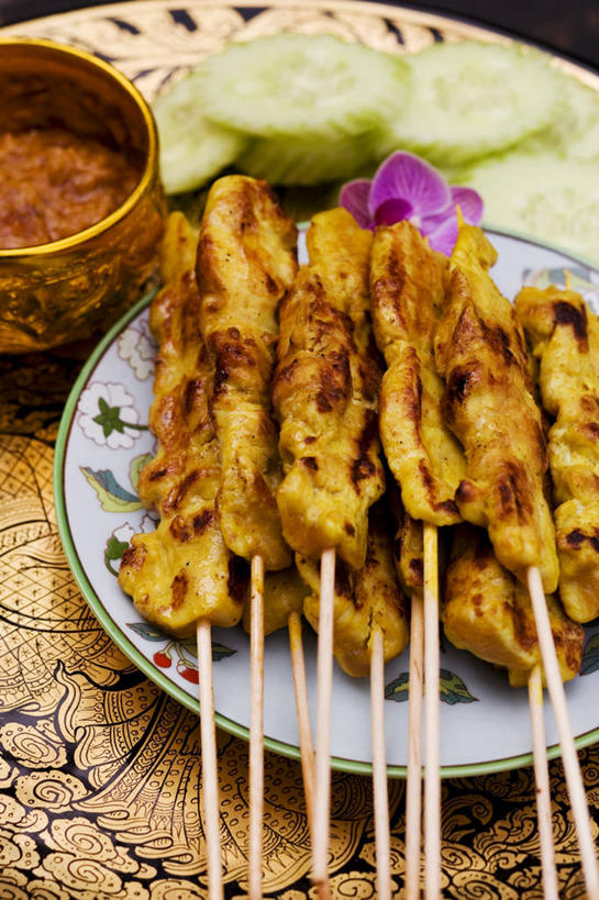 无人,竖图,俯视,室内,特写,白天,烹饪,植物,桌面,桌子,豆,花生,黄瓜,蔬菜,餐具,阴影,新鲜,反射,木制,碟子,盘,影子,豆类,豆子,调料,酱料,酱汁,肉,佐料,料理,食品,坚果,调味品,调味料,泰式,猪肉,酱,菜肴,美食,肉类,泰国料理,竹签,食物,一个,盘子,木制品,碟,花生酱,长生果,佳肴,有机食品,绿色食品,单个,花生仁,肉食,豆科,豚肉,取食签,落花生,落生,泰菜,泰国菜,泰式料理,花生米,青瓜,花生豆,胡瓜,彩图,高角度拍摄