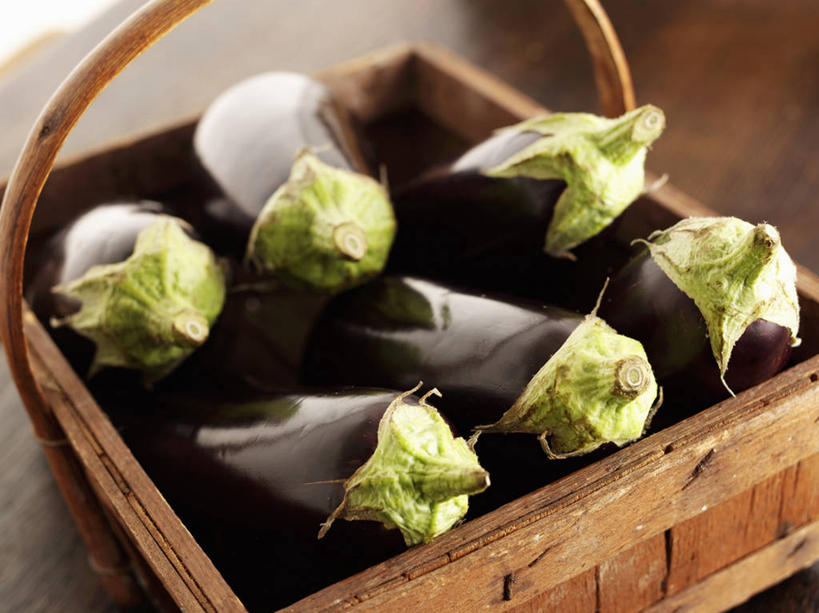 无人,交叉,横图,俯视,室内,特写,白天,桌面,桌子,竹子,茄子,蔬菜,一堆,许多,阴影,堆叠,堆积,竹制,新鲜,编织,反射,木制,篮子,影子,食品,很多,食物,一个,紫色,木制品,竹篮,有机食品,绿色食品,单个,竹条,堆,交织,竹制品,穿插,落苏,酪酥,昆仑瓜,矮瓜,彩图,高角度拍摄