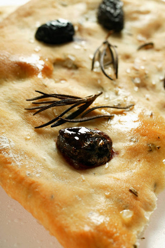 点心,面包,无人,竖图,俯视,室内,特写,白天,桌面,桌子,橄榄,水果,叶子,阴影,朦胧,模糊,新鲜,装饰,反射,木制,影子,生食,食品,面点,果实,绿叶,食物,糕点,木制品,嫩叶,有机食品,绿色食品,华丽,修饰,点缀,迷迭香,黑橄榄,乌橄榄,乌榄,海洋之露,衬托,美观,雅致,雅观,油橄榄,叶,叶片,青果,白榄,彩图,高角度拍摄