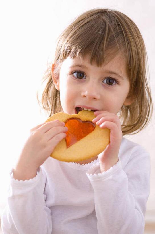 点心,西方人,儿童,一个人,站,吃,竖图,室内,白天,白色背景,正面,爱情,纯洁,欧洲,欧洲人,仅一个女性,仅一个人,握,咬,服装,爱心,食品,曲奇,浪漫,拿,拿着,注视,休闲装,食物,一个,小孩,衣服,饼干,果酱,零食,观察,看,站着,仅一个小孩,休闲,温暖,温馨,心形,休闲服,恩爱,可爱,童年,童趣,握着,摄影,服饰,影棚,单个,观看,咬着,和睦,察看,关注,曲奇饼,童真,曲奇饼干,烂漫,无邪,果子酱,天真,女孩,女人,女性,白种人,孩子,心型,嚼,食,站立,半身,彩图,影棚拍摄,拍摄,融洽,女生