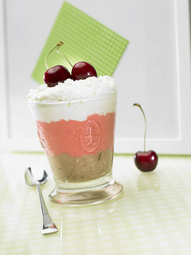 点心,无人,竖图,俯视,室内,特写,白天,白色背景,桌面,桌子,樱桃,杯子,水果,金属制品,阴影,新鲜,反射,金属,木制,影子,勺子,生食,食品,甜点,甜品,果实,玻璃制品,食物,糕点,一个,木制品,水杯,调羹,汤匙,甜食,奶油,摄影,有机食品,绿色食品,影棚,单个,乳制品,激凌,克林姆,淇淋,玻璃杯,樱珠,莺桃,英桃,楔桃,牛桃,荆桃,彩图,高角度拍摄,影棚拍摄,拍摄