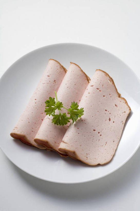 无人,竖图,俯视,室内,特写,白天,白色背景,桌面,桌子,芹菜,蔬菜,餐具,叶子,阴影,新鲜,装饰,反射,木制,碟子,盘,影子,肉,香肠,食品,绿叶,腊肠,猪肉,肉类,食物,一个,盘子,木制品,碟,嫩叶,摄影,有机食品,绿色食品,荷兰芹,欧芹,香芹,影棚,单个,华丽,修饰,点缀,横截面,剖面,肉食,豚肉,法香,巴西利,洋香菜,洋芫荽,法国香菜,衬托,美观,雅致,雅观,旱芹菜,番荽,截面,截面图形,叶,叶片,彩图,高角度拍摄,影棚拍摄,拍摄