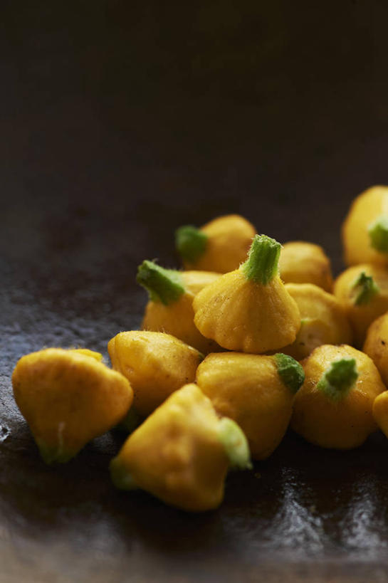 无人,竖图,俯视,室内,特写,白天,桌面,桌子,南瓜,蔬菜,一堆,许多,阴影,堆叠,堆积,黑色背景,新鲜,反射,木制,影子,金瓜,食品,很多,番瓜,食物,黄色,木制品,摄影,有机食品,绿色食品,影棚,堆,麦瓜,倭瓜,彩图,高角度拍摄,影棚拍摄,拍摄