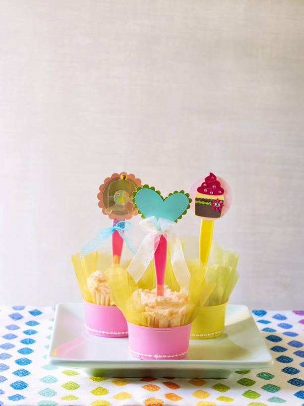 点心,无人,竖图,俯视,室内,特写,白天,桌面,桌子,餐具,蜡烛,阴影,装饰,反射,光线,木制,布料,碟子,火焰,盘,丝绸,丝带,影子,烛光,食品,缎带,燃烧,布纹,文化,松饼,绸带,桌布,食物,糕点,一个,盘子,餐巾,木制品,碟,台布,生日蛋糕,点燃,祈祷,许愿,单个,纪念,纸托,华丽,修饰,祈求,点缀,衬托,美观,雅致,雅观,玛芬蛋糕,蛋糕托,蛋糕托纸,蛋糕纸托,平安,彩图,高角度拍摄,蛋糕